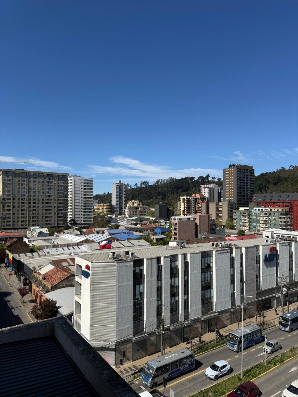 Vista urbana desde altura hacia edificios y entorno residencial