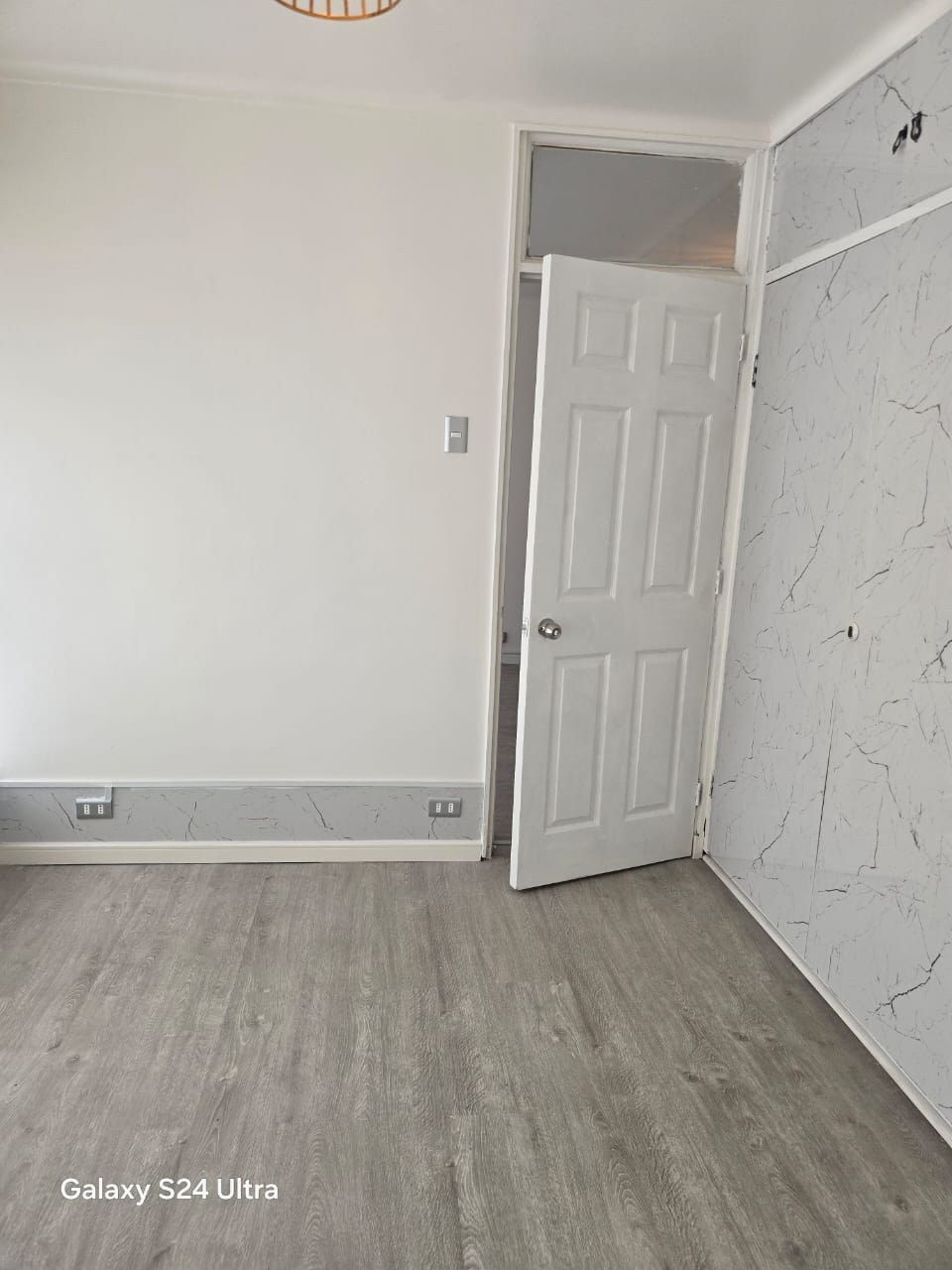 Dormitorio con closet empotrado y piso flotante