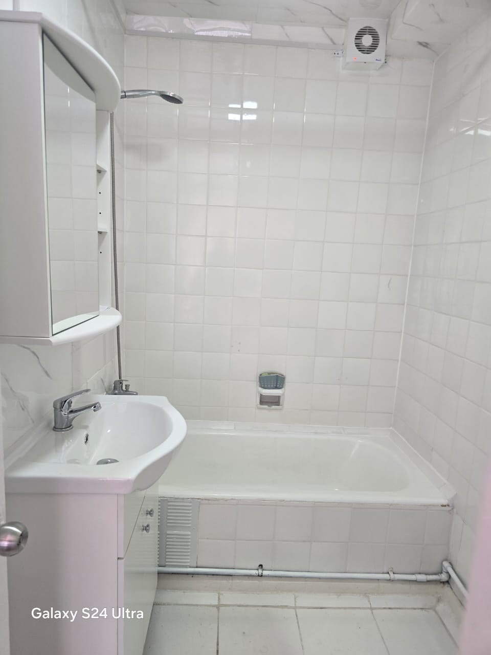 Baño completo con tina, lavamanos con mueble y botiquín
