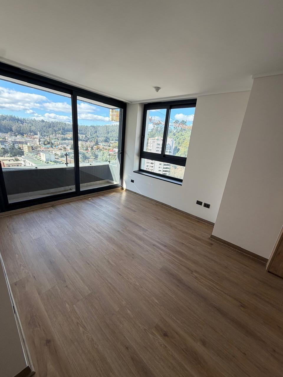 Living comedor con piso flotante y ventanales con vista despejada.