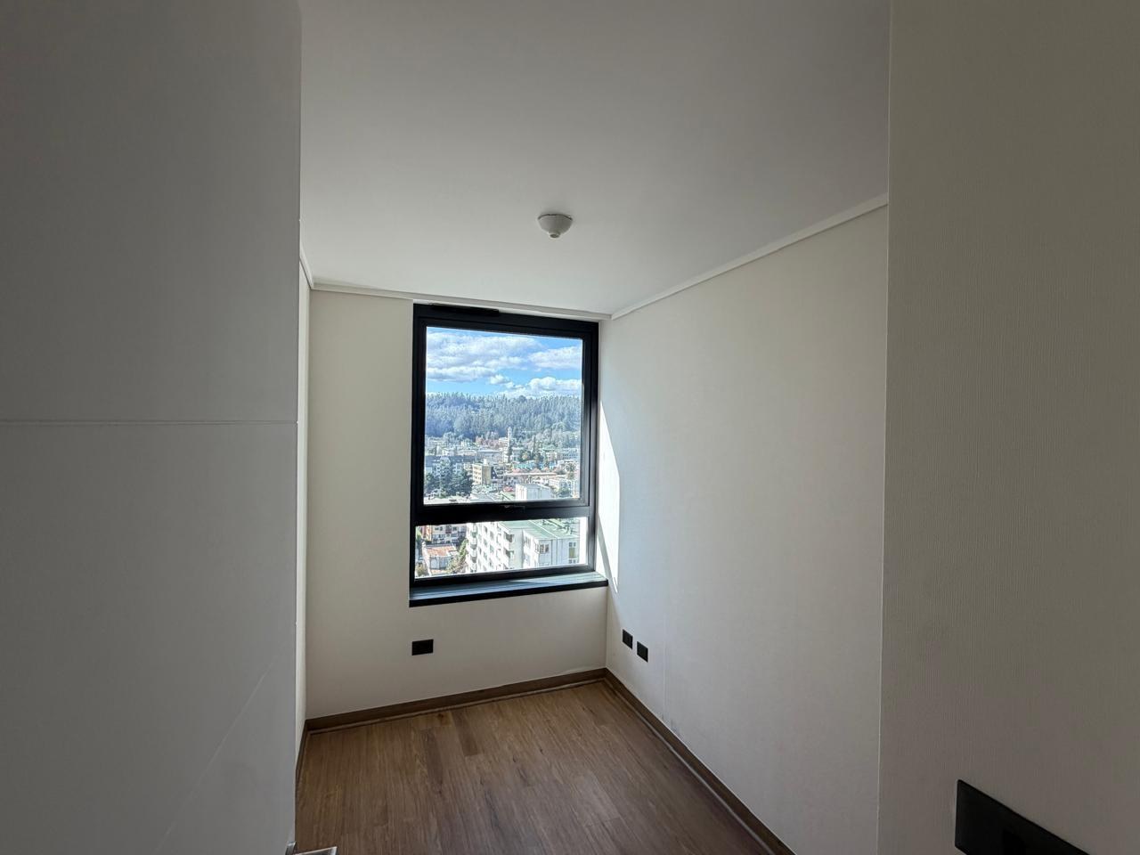 Segundo dormitorio o home office con ventana al exterior.