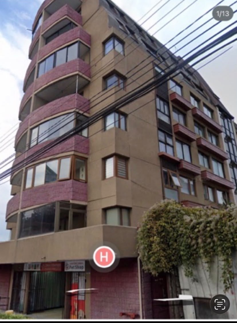 Edificio residencial de varios pisos visto desde la calle