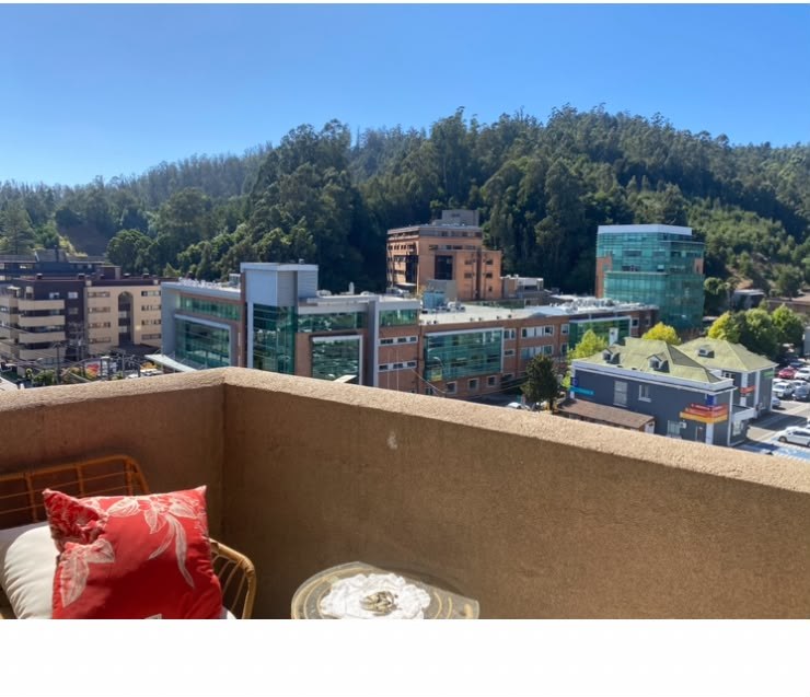 Vista panorámica hacia la ciudad y cerros desde balcón