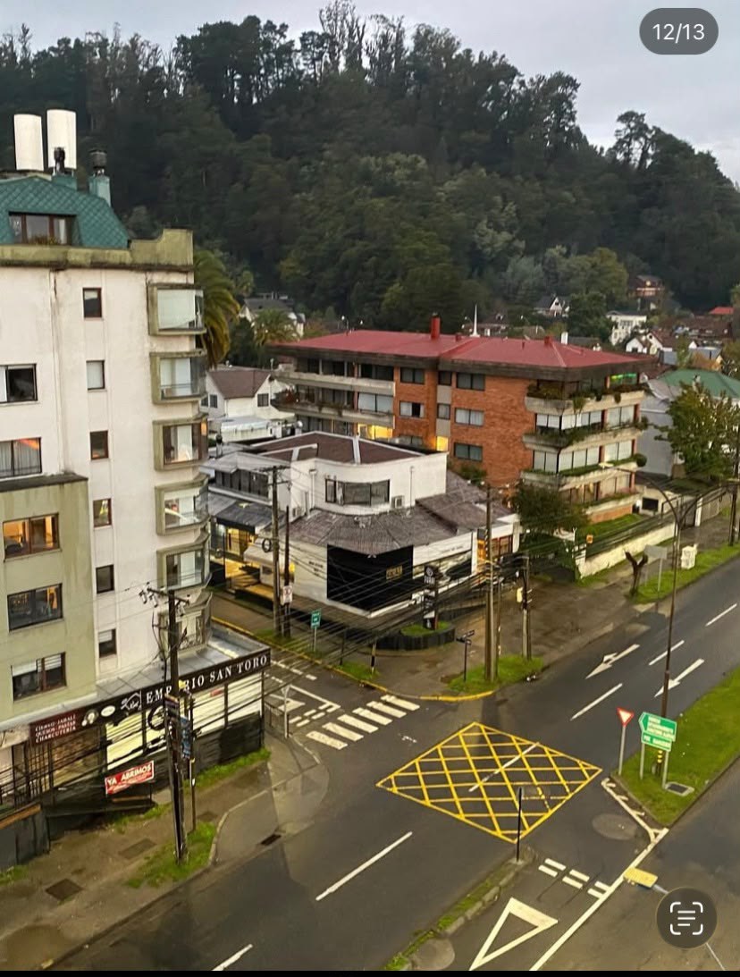 Vista en altura de intersección vial y edificios circundantes