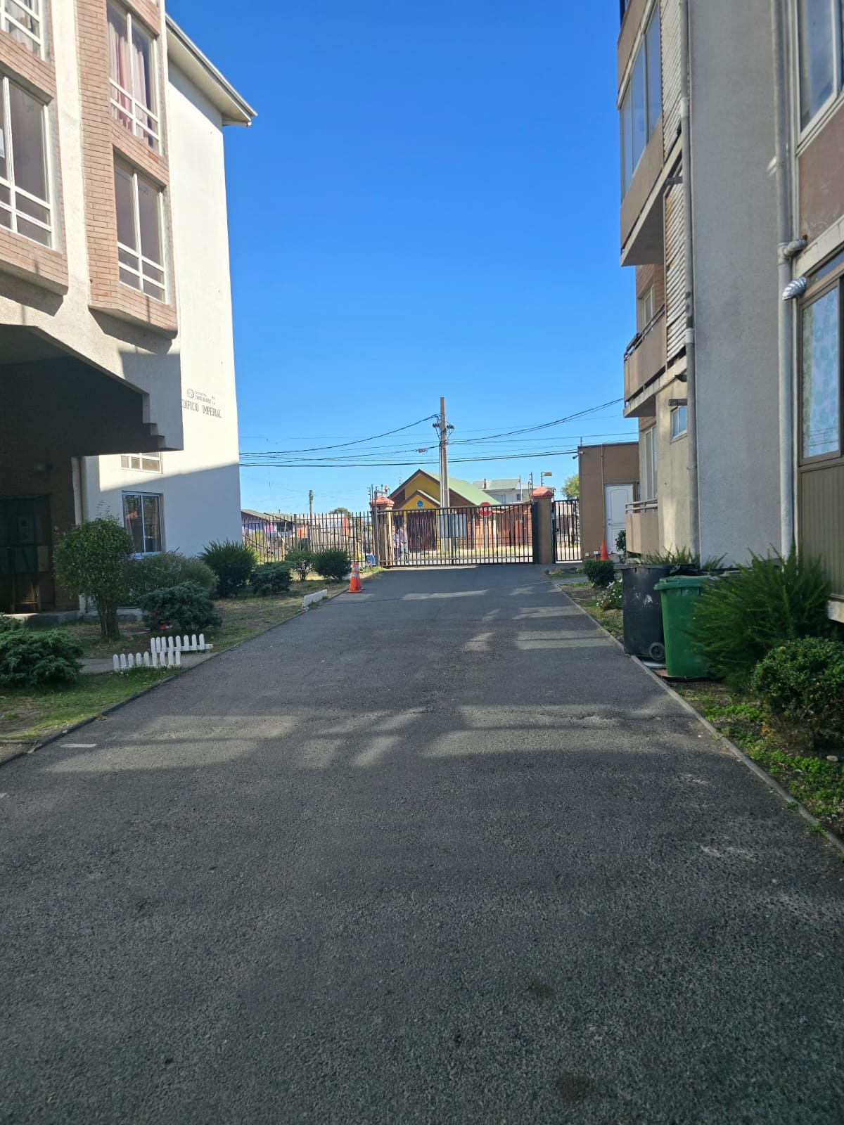 Camino interior vehicular de acceso al condominio.