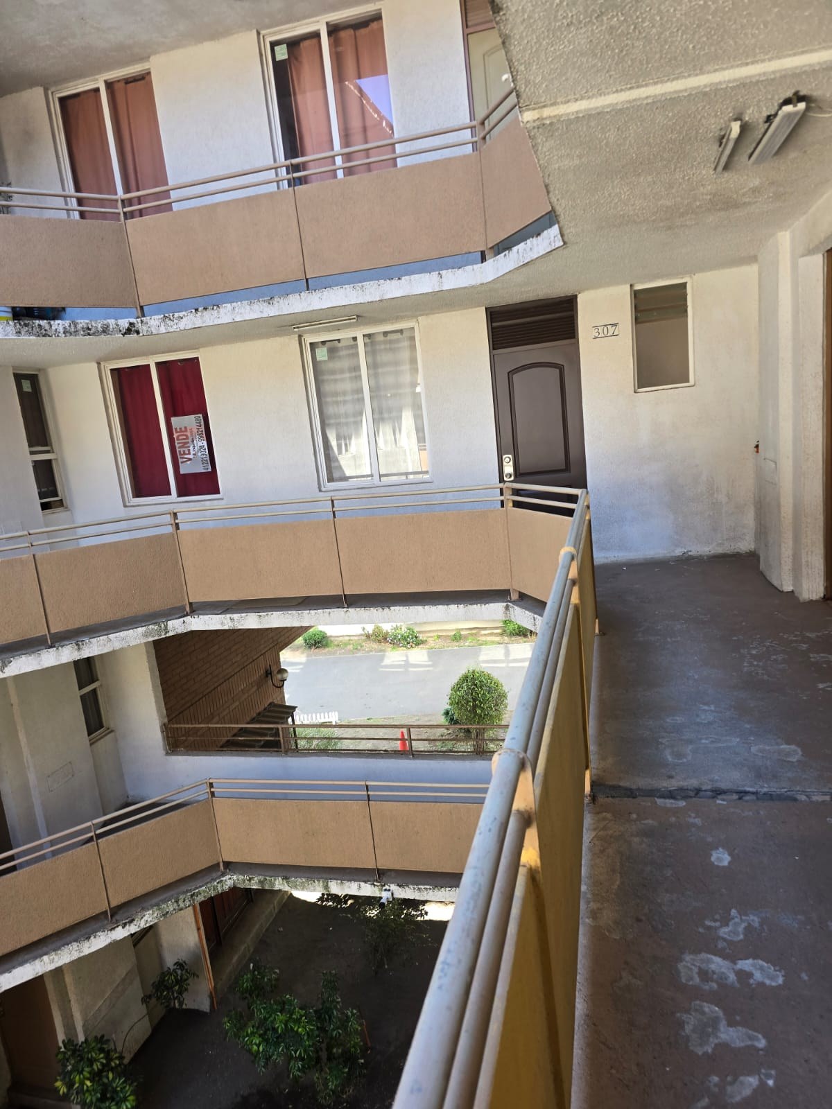 Pasillos interiores y descansos de acceso a los departamentos.