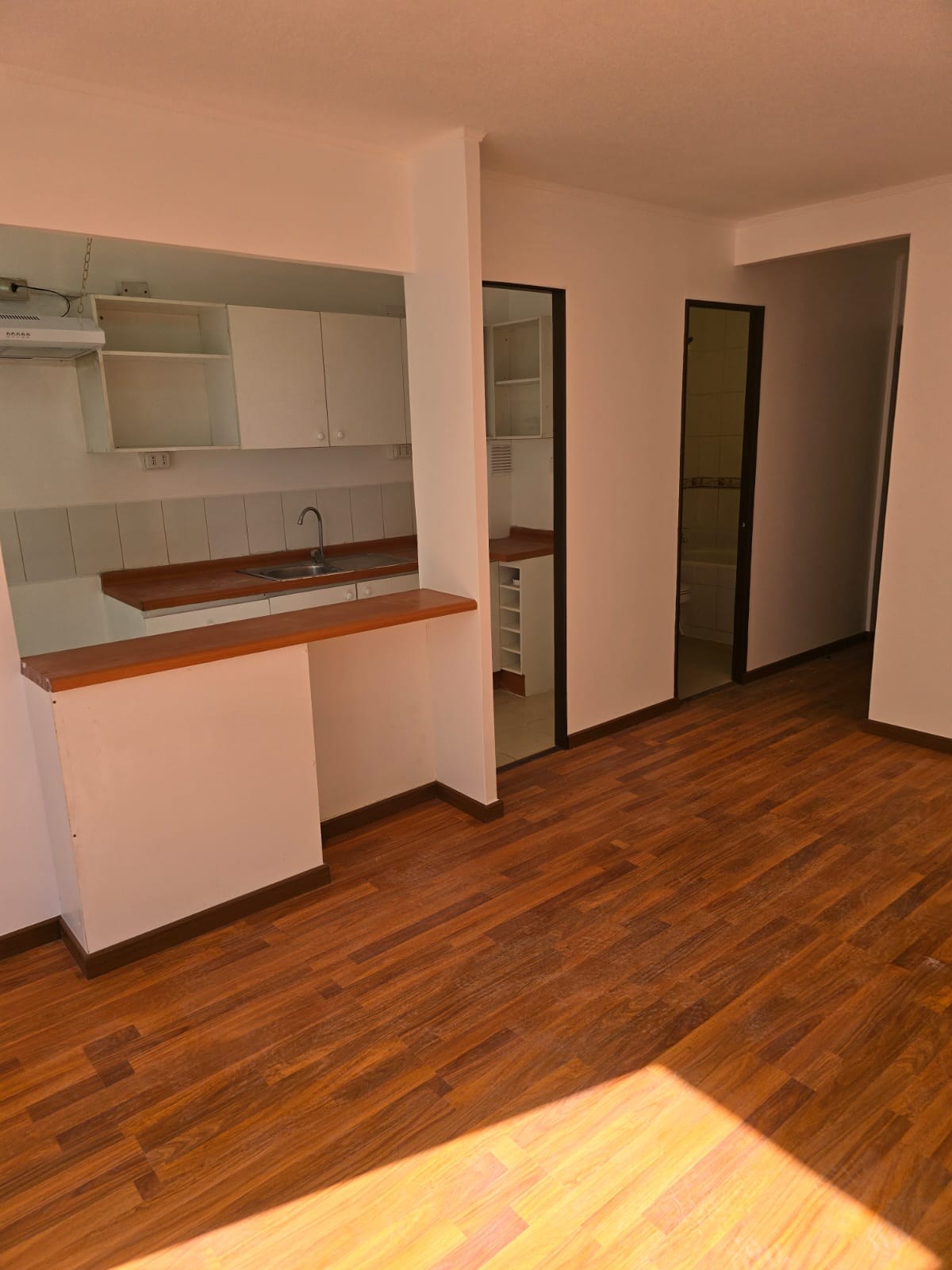 Cocina americana con desayunador abierta hacia el living.