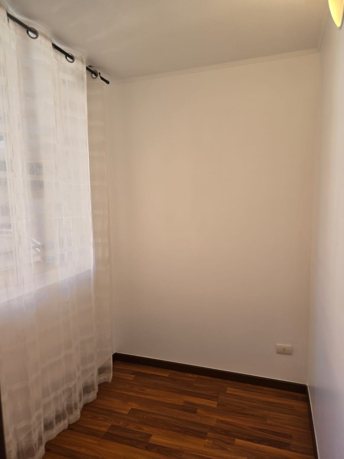 Segundo dormitorio o espacio de escritorio con luz natural.