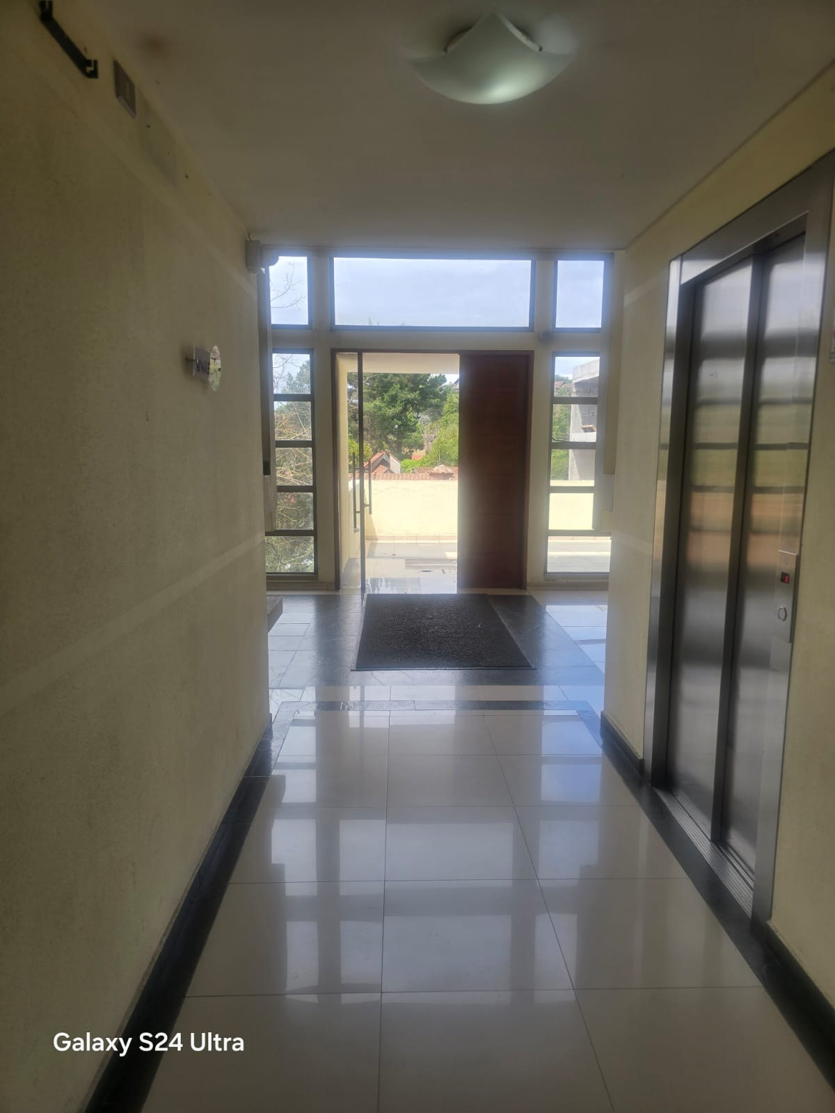 Hall de distribución con ascensor hacia el exterior