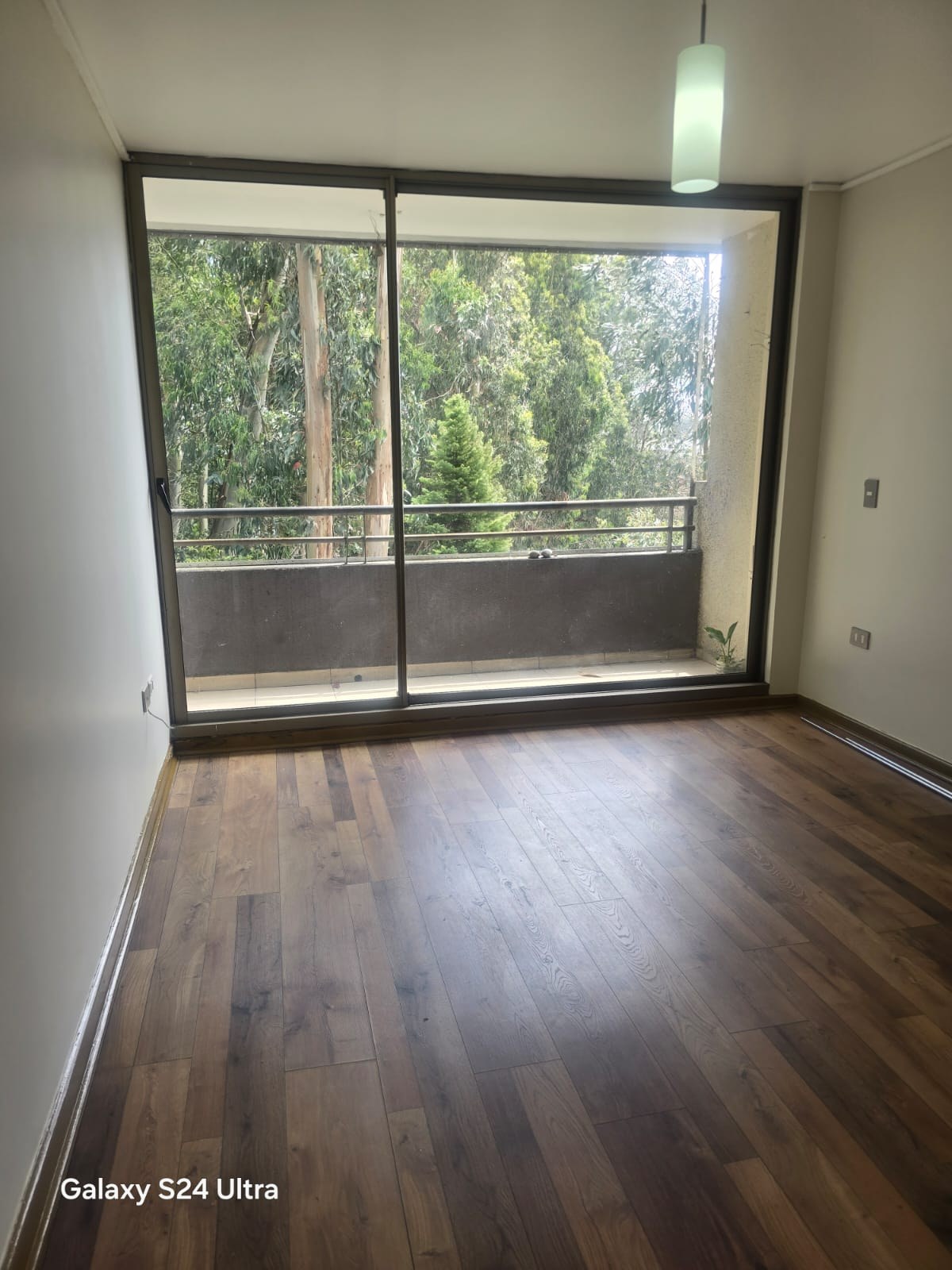 Living comedor con piso flotante y ventanal hacia terraza