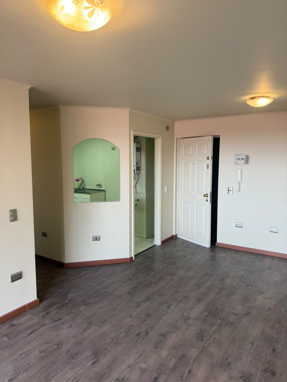 Espacio para comedor o sala con puerta de acceso y pasaplatos