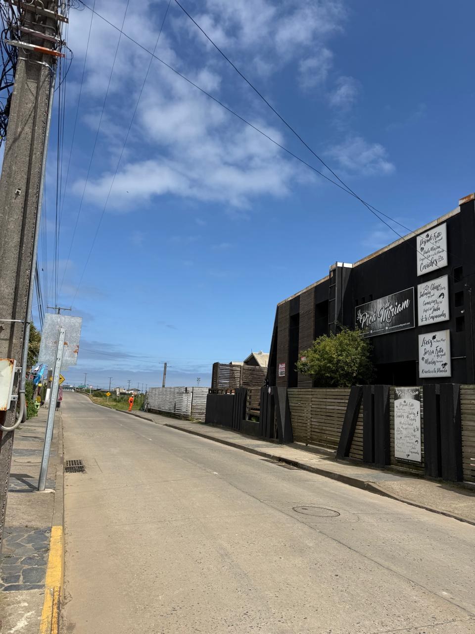 Vista de la calle y costado exterior del inmueble comercial