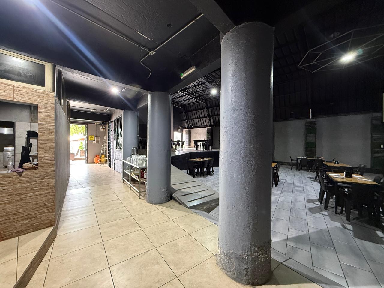 Pasillo de circulación interior con columnas hacia el salón comedor