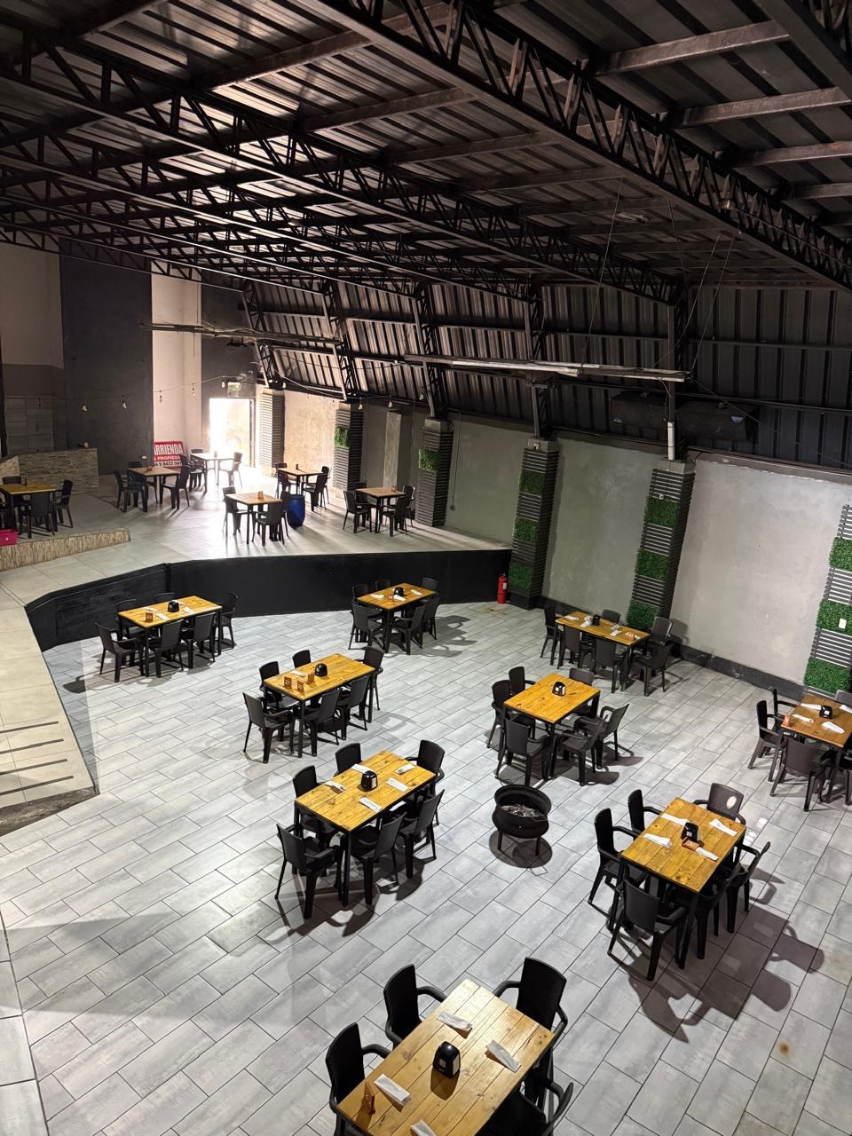 Vista panorámica superior del gran salón con mesas distribuidas