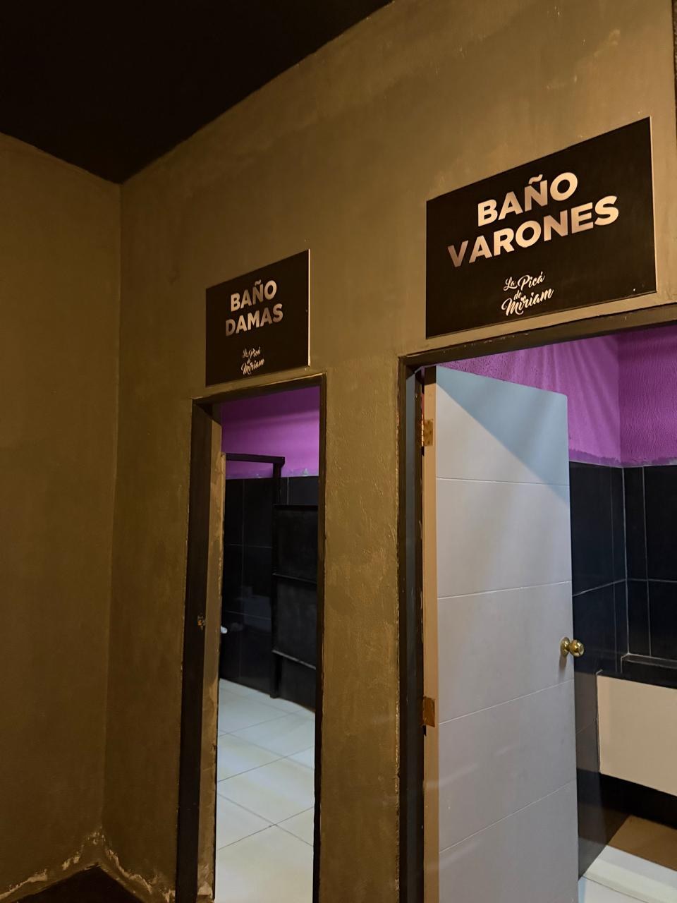 Entradas a baños separados de damas y varones